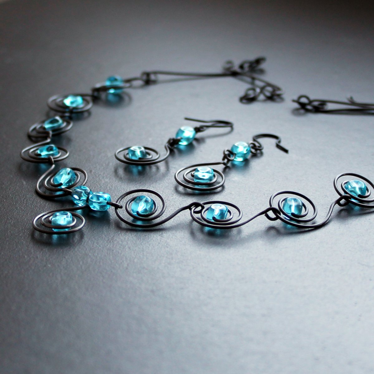 Bleděmodré kostky ve spirálách