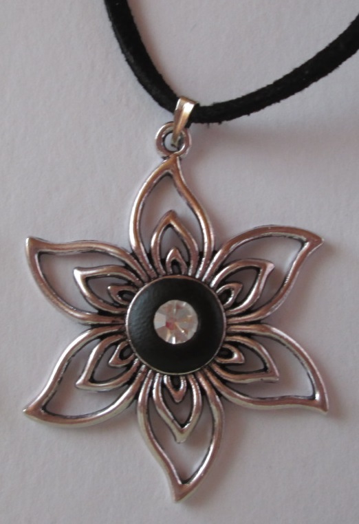 Přívěsek na krk černý s čirým šatonem