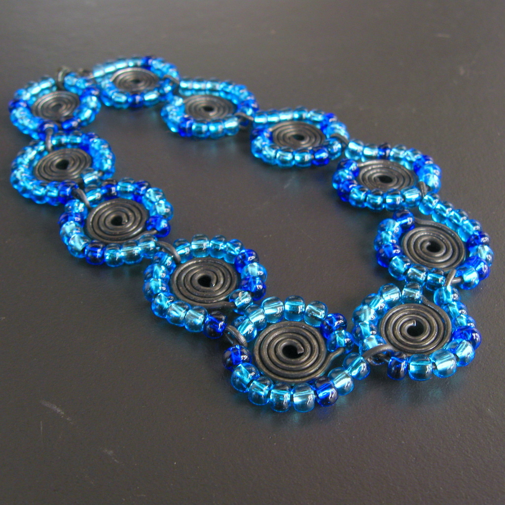 Náramek z modravých dálav