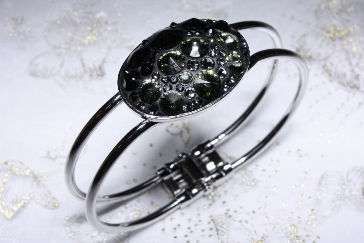 Černý oválný náramek