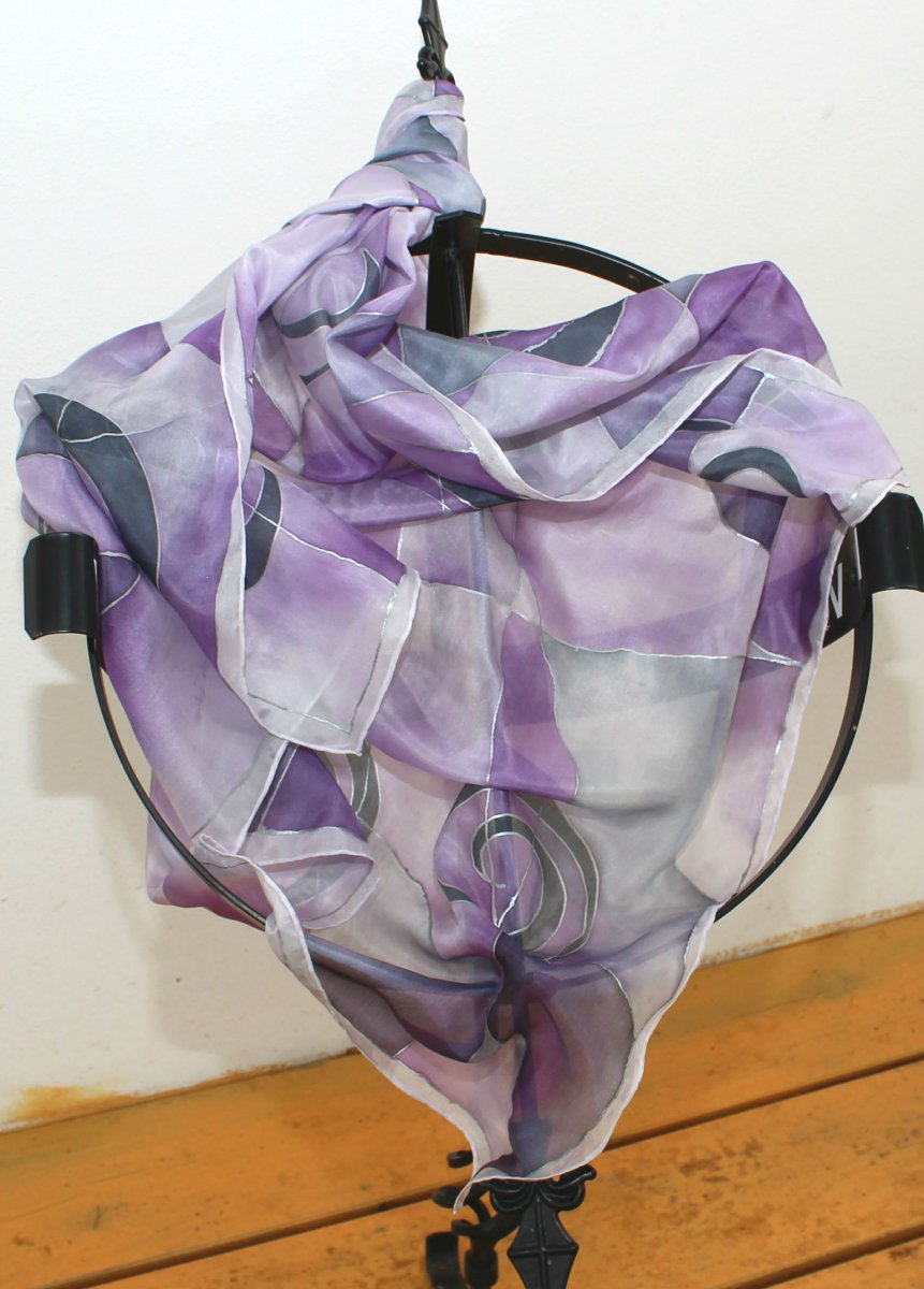 Hedvábný šátek: Spirály šedo-fialové