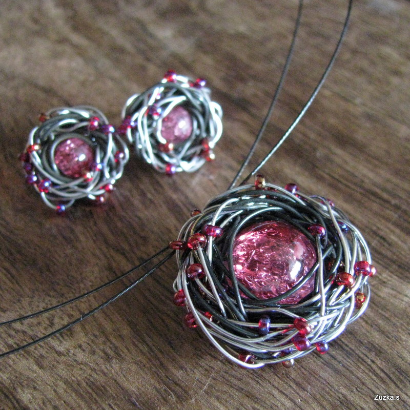 Růžové praskačky v hnízdečku