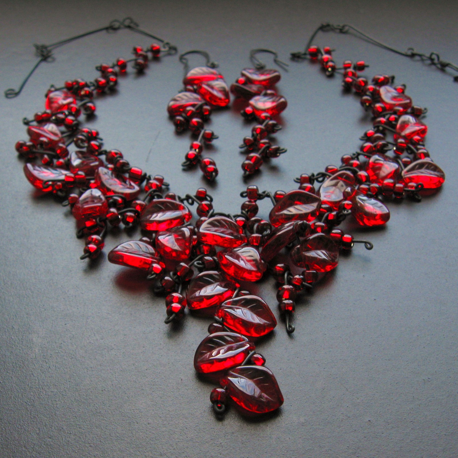 V lístcích v barvě vína