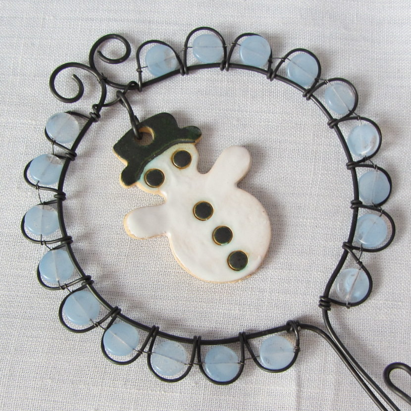 Drátovaná dekorace, věšáček