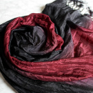 hedvábná šála s třásněmi černo-červená