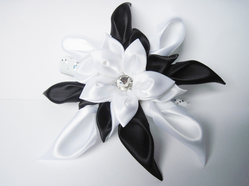 Černo-bílá spona