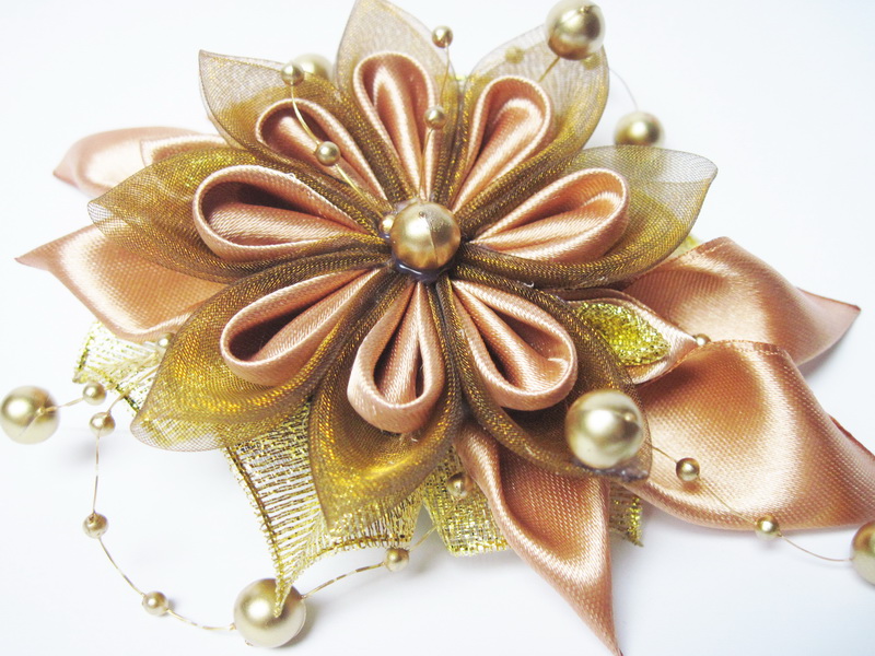 Zlato-hnědá spona