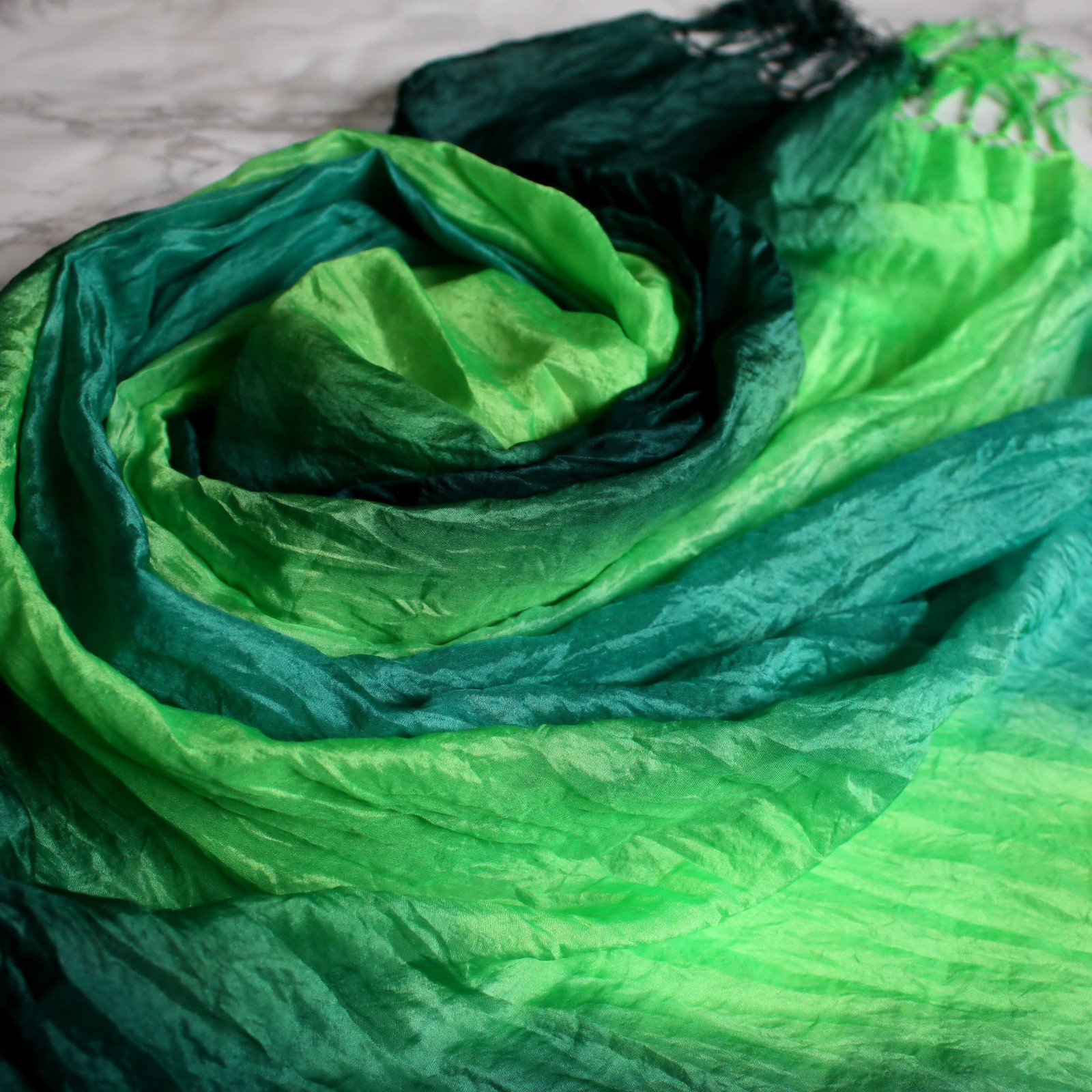 hedvábná šála s třásněmi zelená