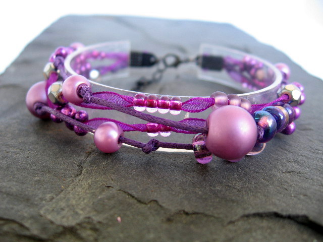 ...náramek...Louka plná fialek