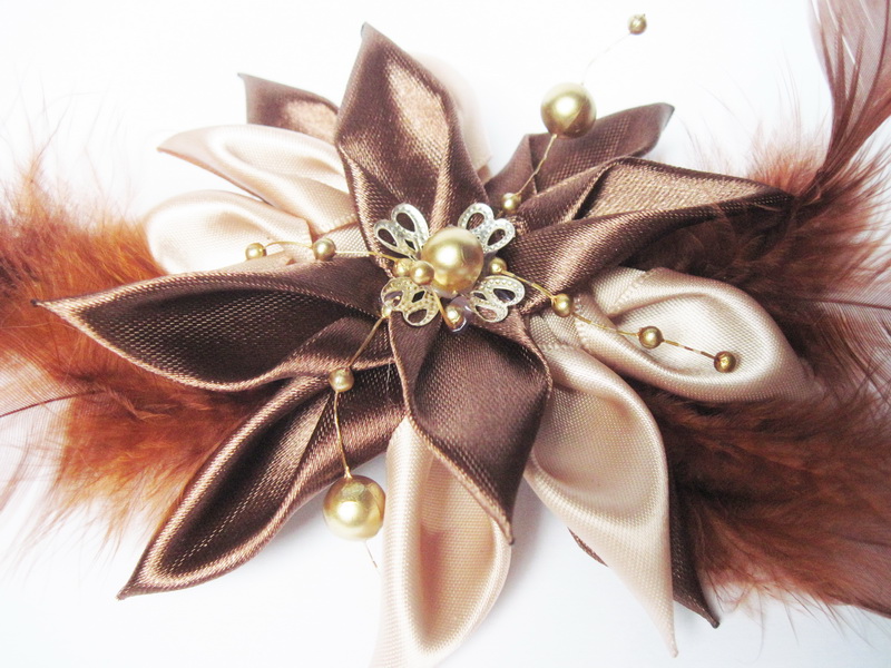 Hnědá spona/fascinátor