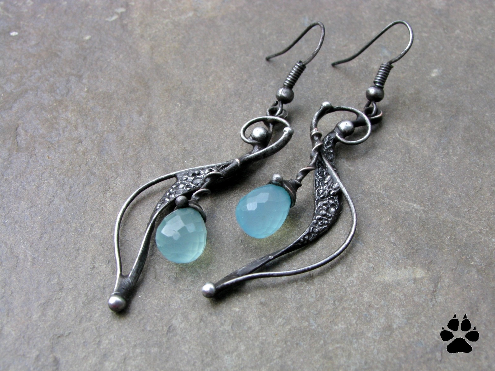 Kapky rosy-broušený chalcedon