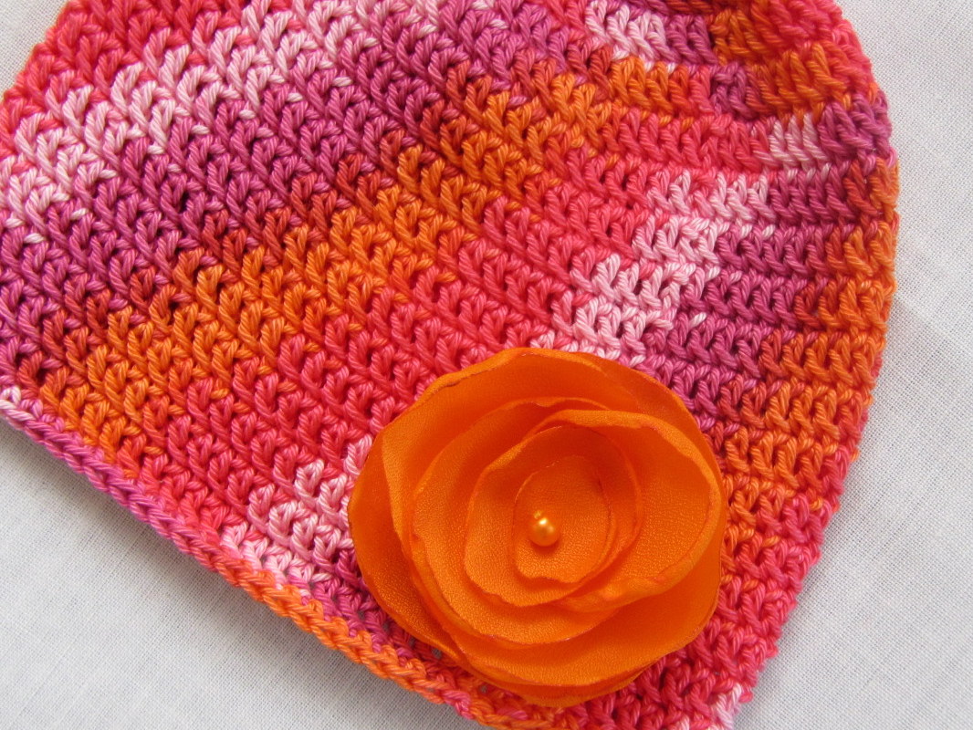 Háčkovaná čepice s aplikací z organzy