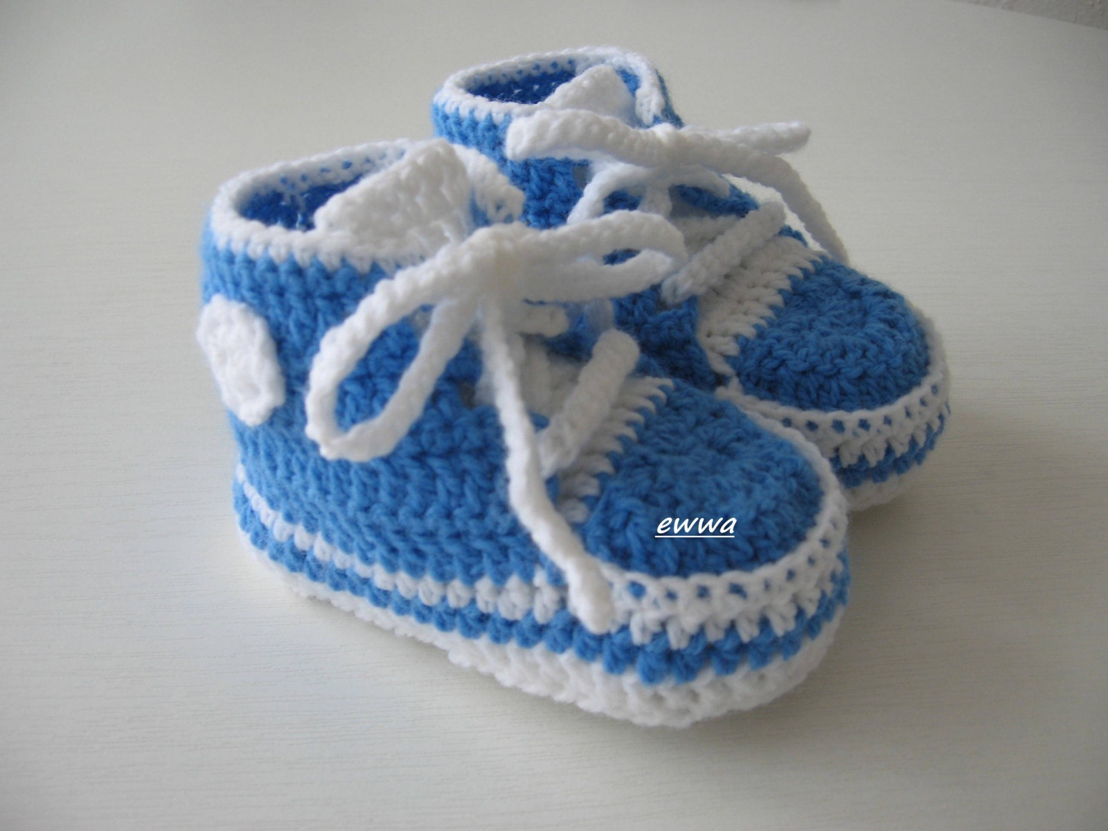 Háčkované tenisky