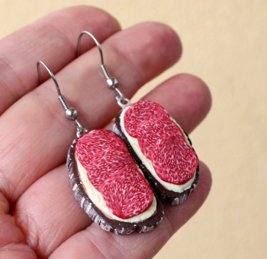  chleby  s máslem a salámem :-) , chleba