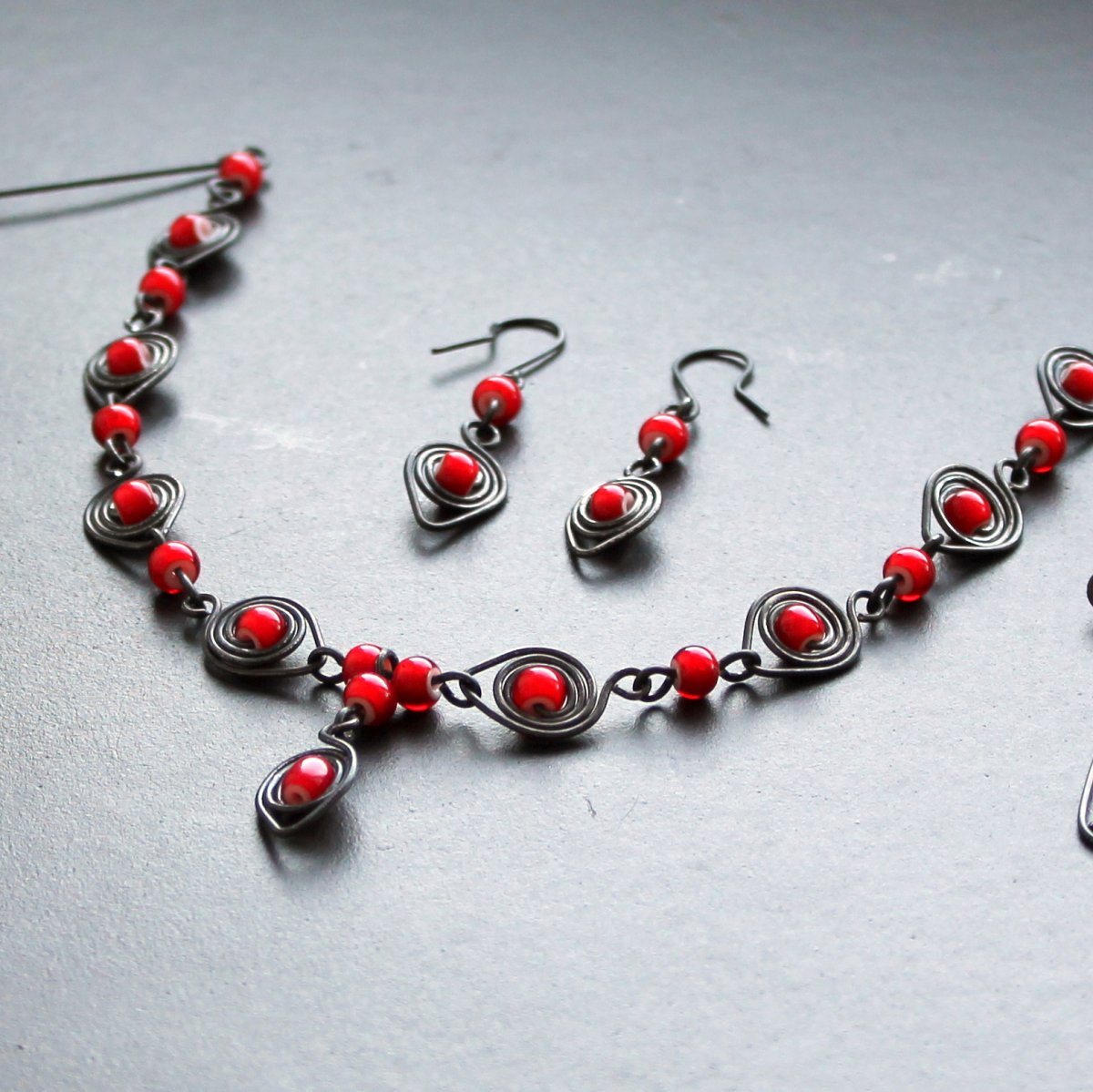 Rudé oči s bílým