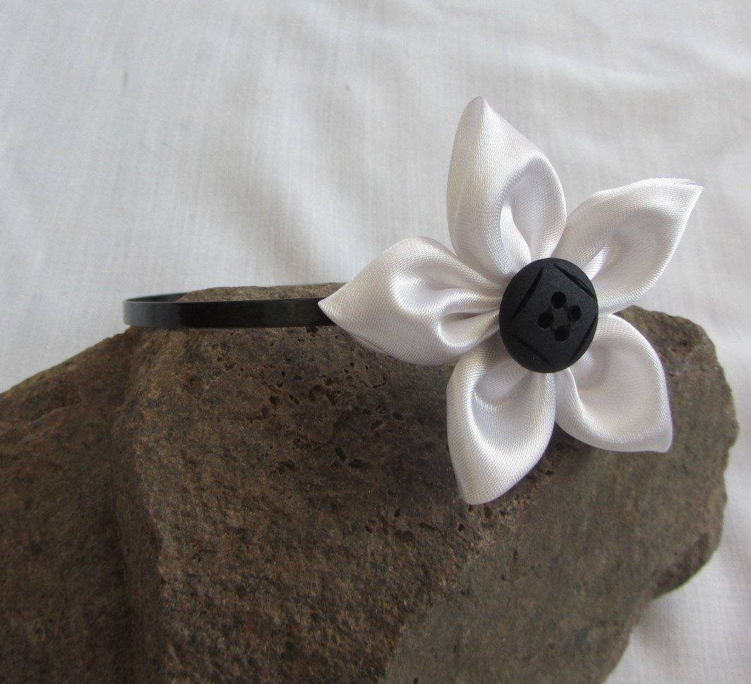 Čelenka do vlasů s kytičkou kanzashi