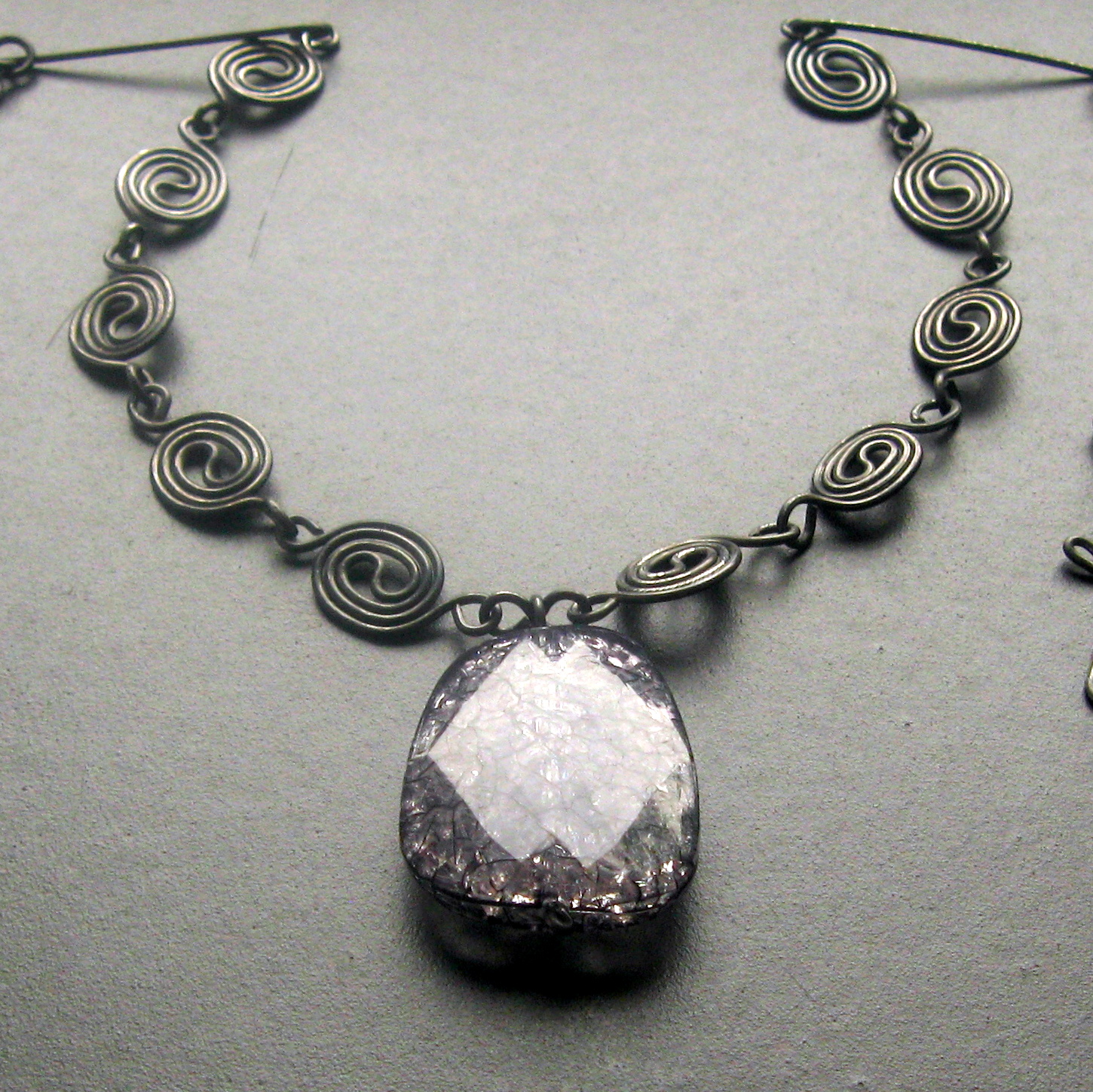 Přes okno tajemného hradu