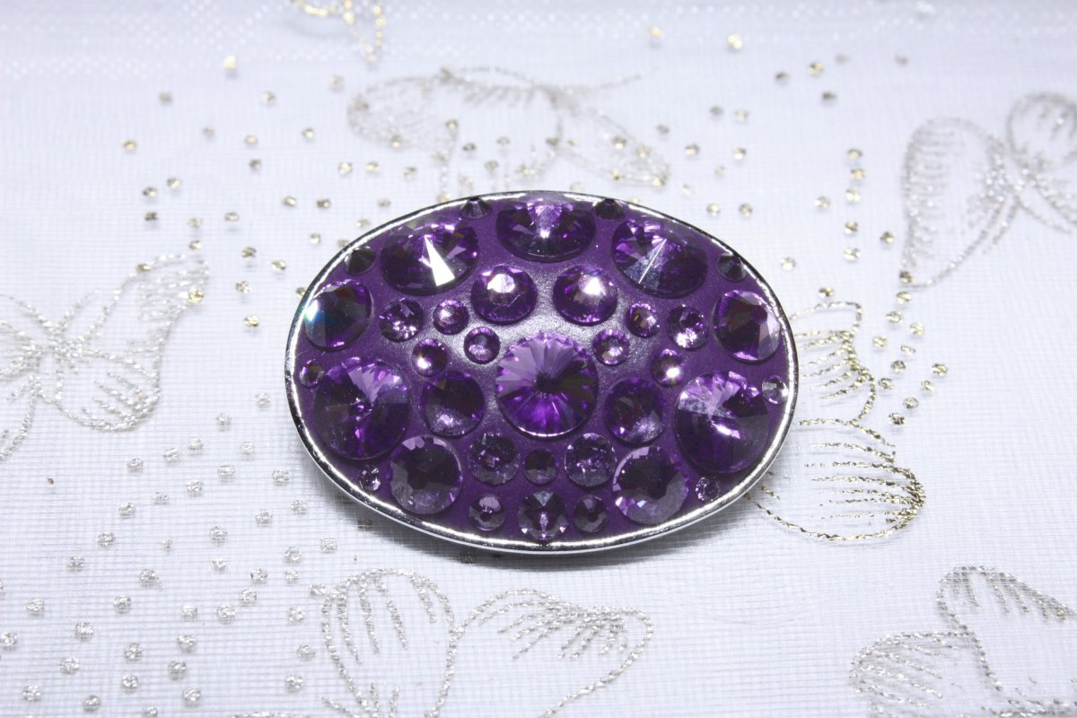 Fialová oválná brož