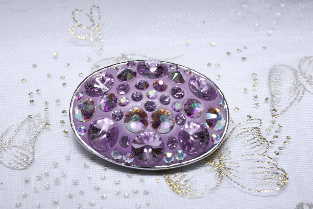 Světle fialová oválná brož