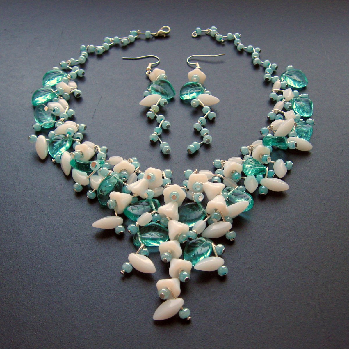 Svatební s bílými kvítky a čirými zelenými lístky