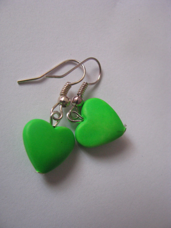 zelené neonové srdíčka