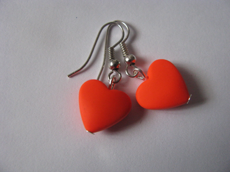 oranžové neonové srdíčka