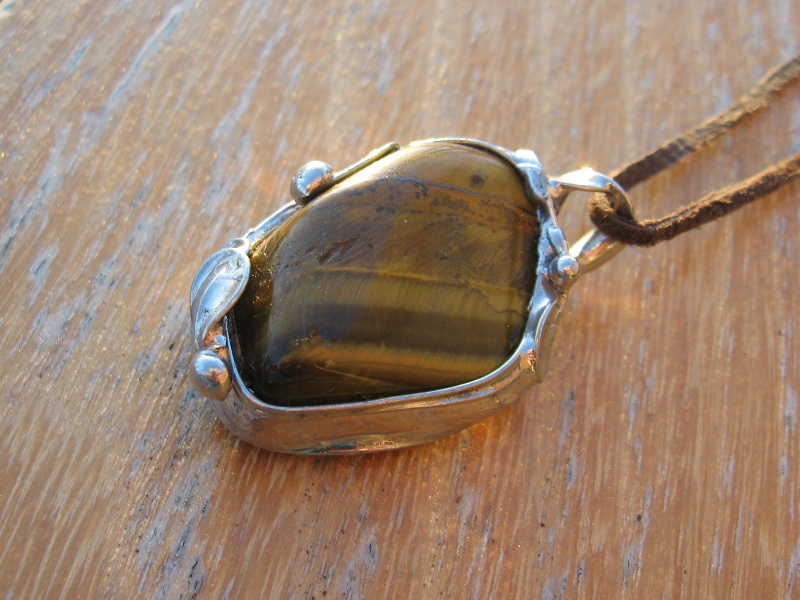 Lístečky - přívěsek s tygřím okem