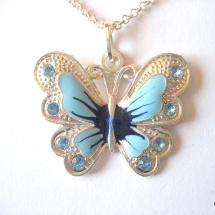 Řetízek s modrým motýlkem