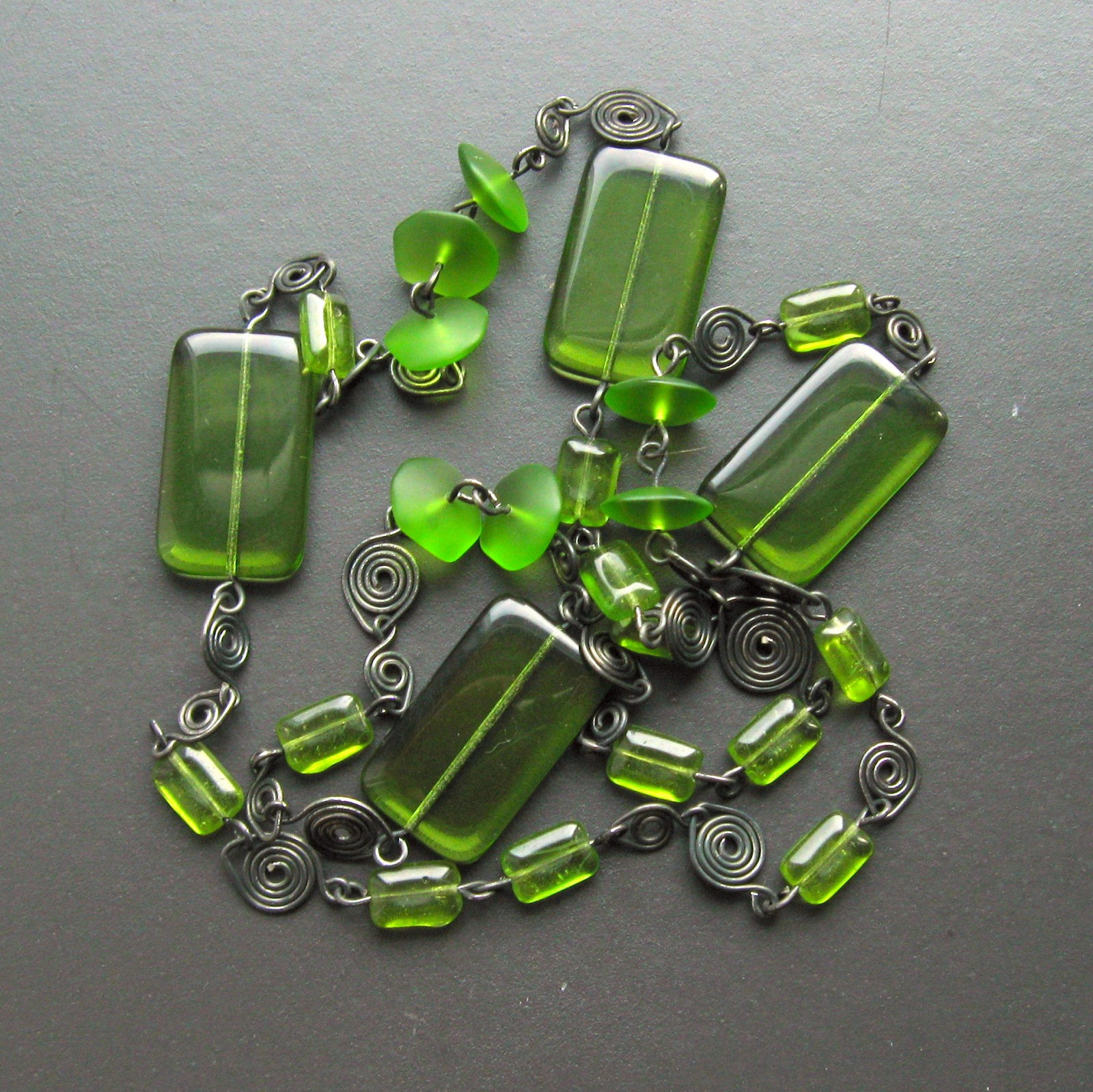 Dlouhý olivově zelený