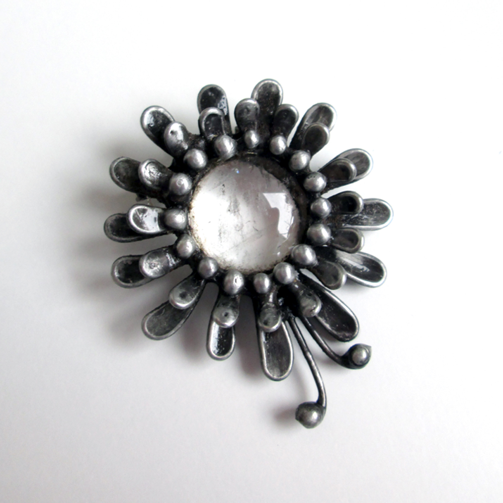 Brož s křišťálem