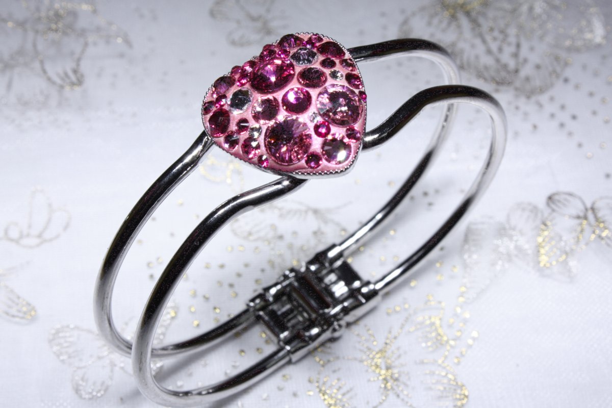 Růžový srdíčkový náramek