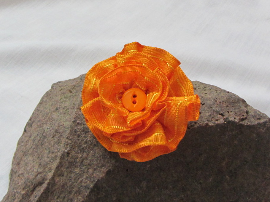 Brož  - kytička ze stuhy