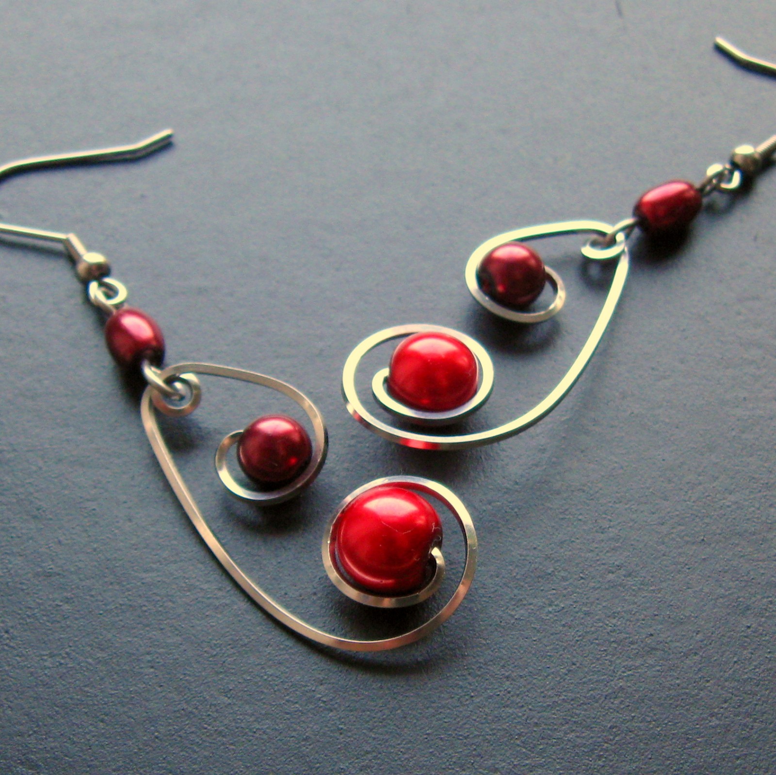 Náušnice červenén ve spirálách