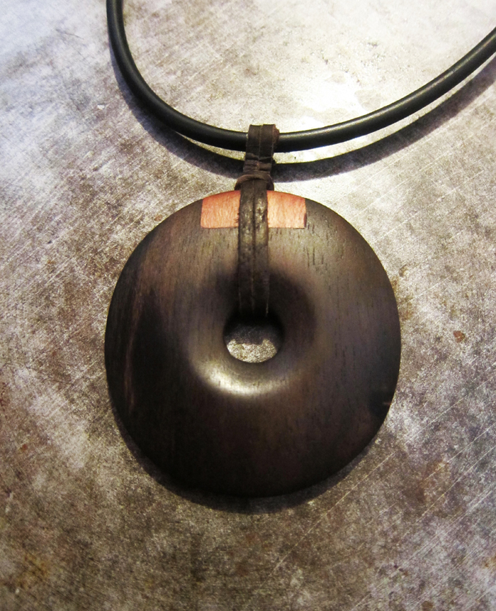 Dřevěný přívěsek - eben a třešeň