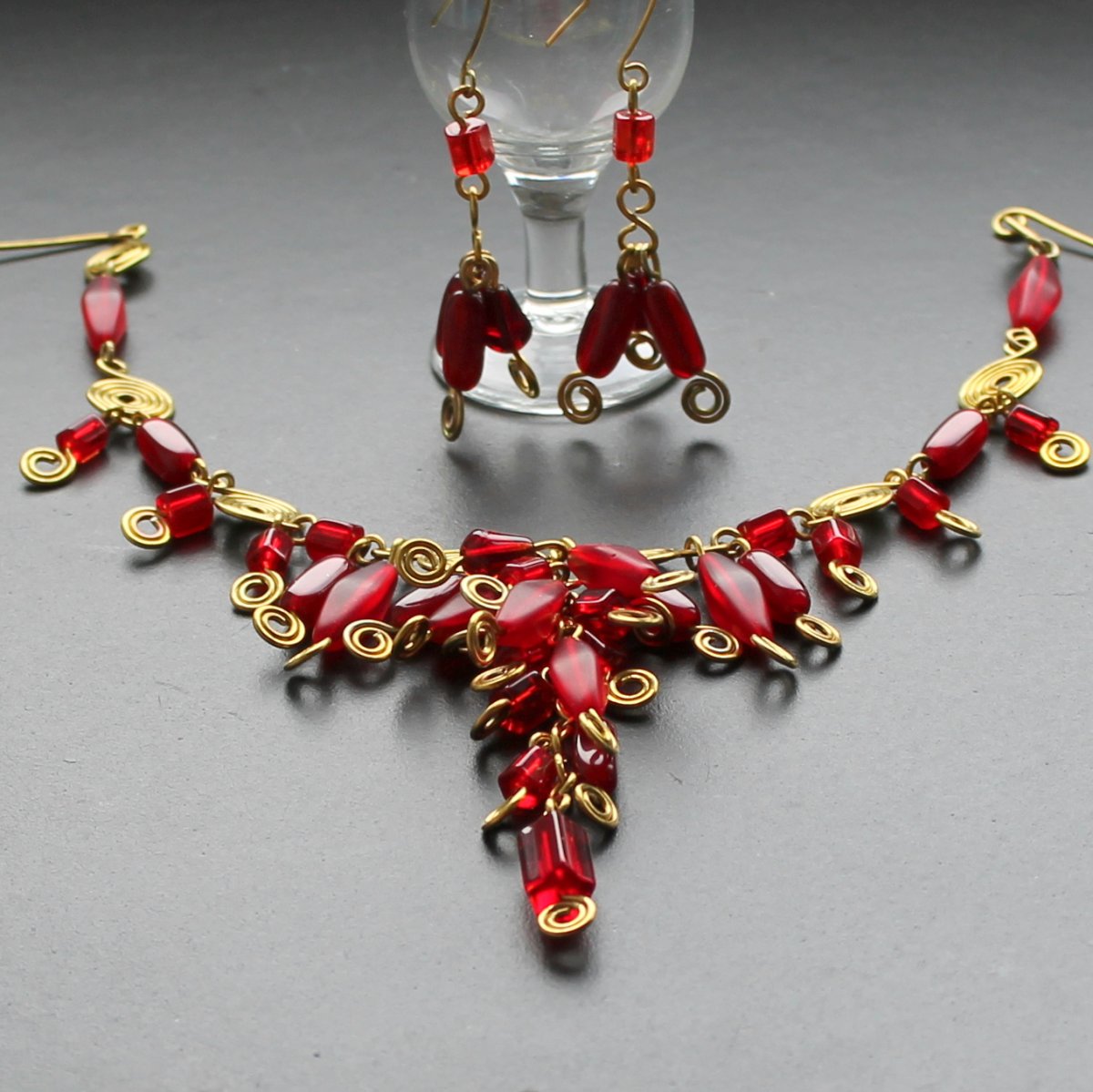 Červená v mosazných spirálách