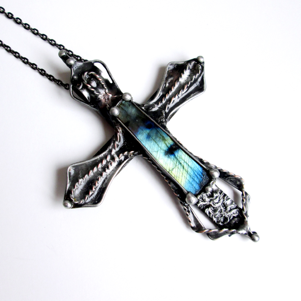 Labradoritový kříž