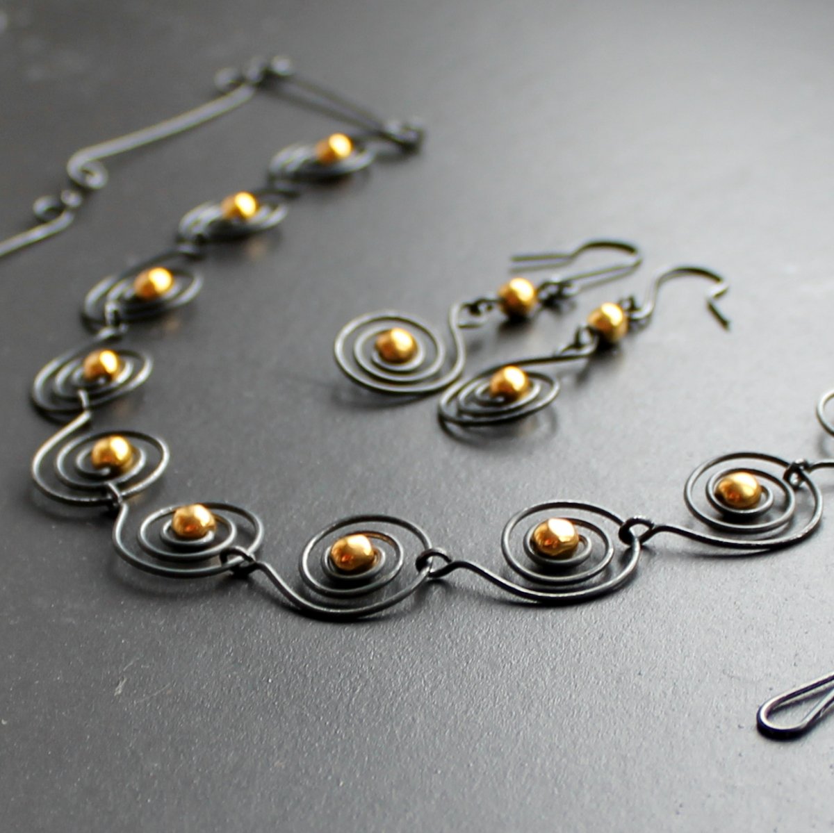 Spirály se zlatými očky