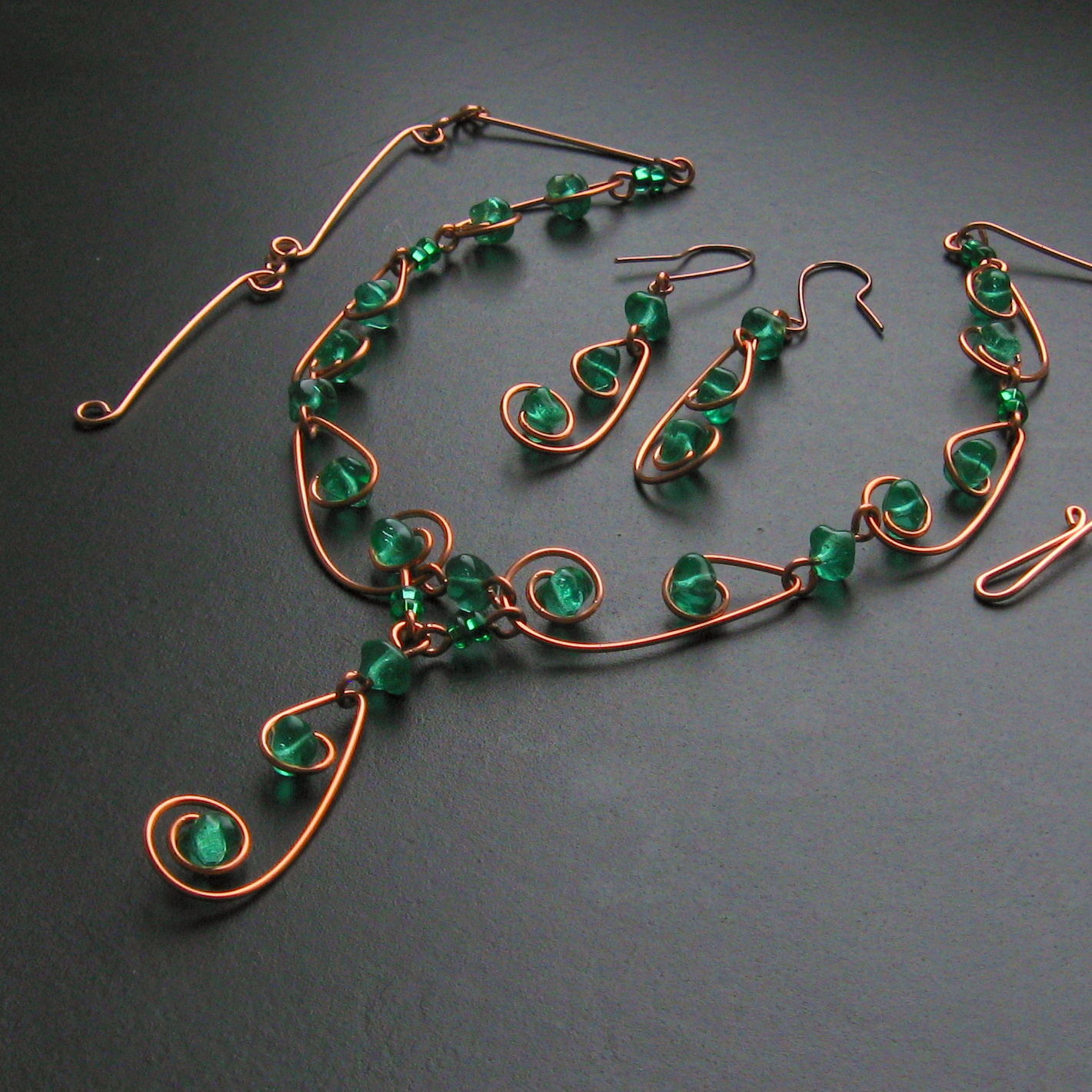 Zelené ve spirálách z mědi