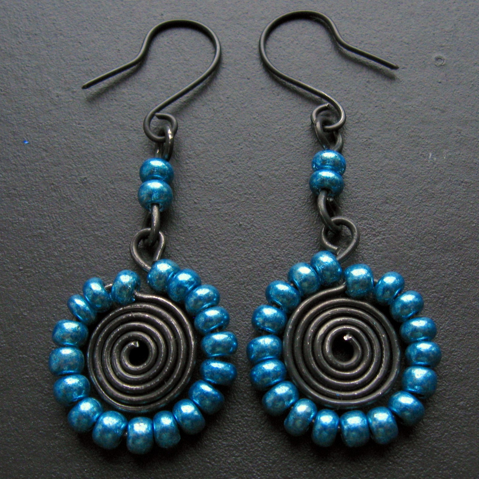  Náušnice modré metalické kytičky