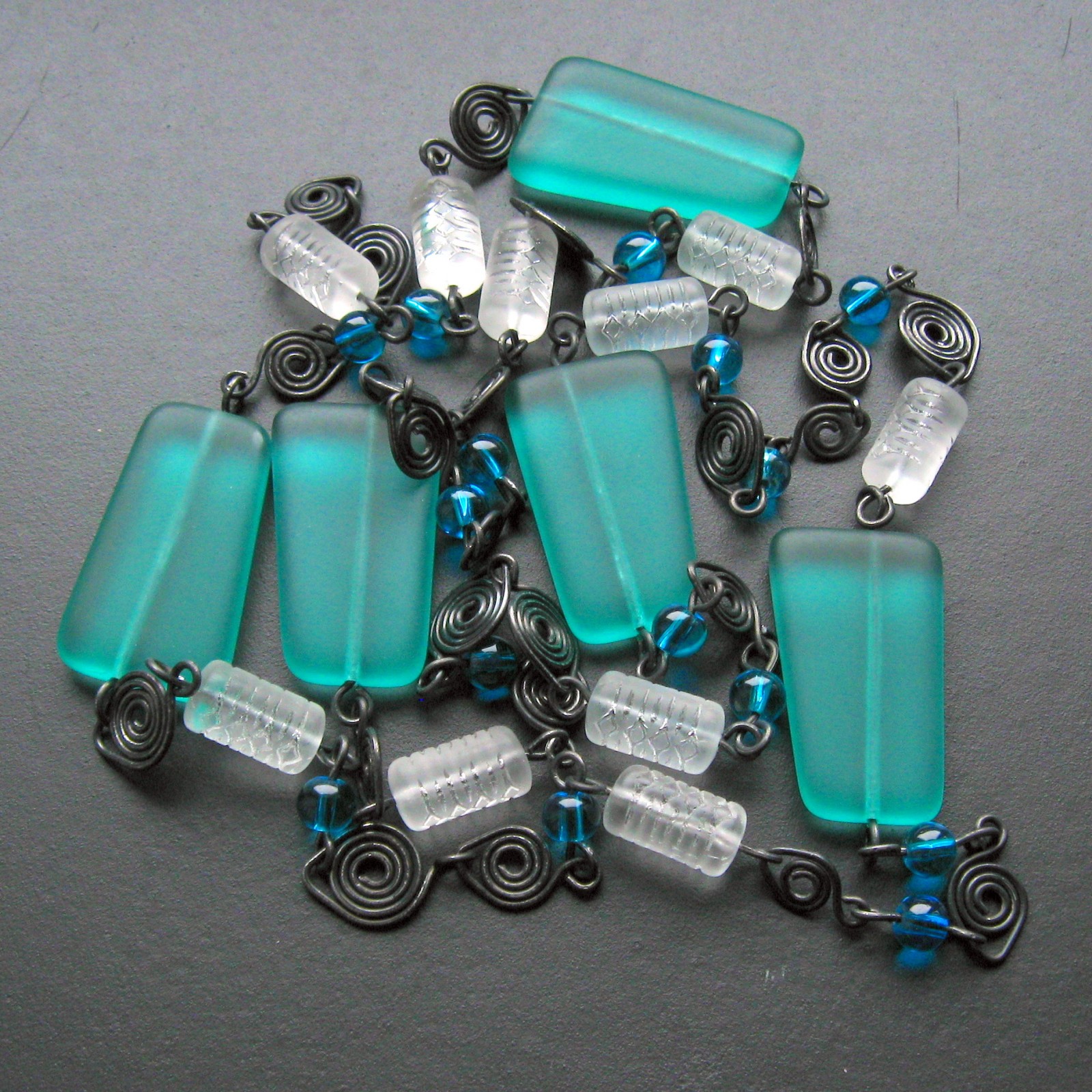 Dlouhý v tyrkysu a matu