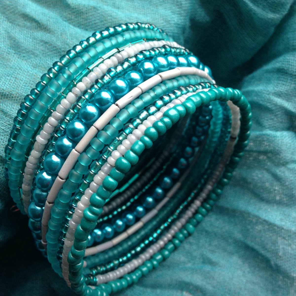 Tyrkysáček s šedými žilkami