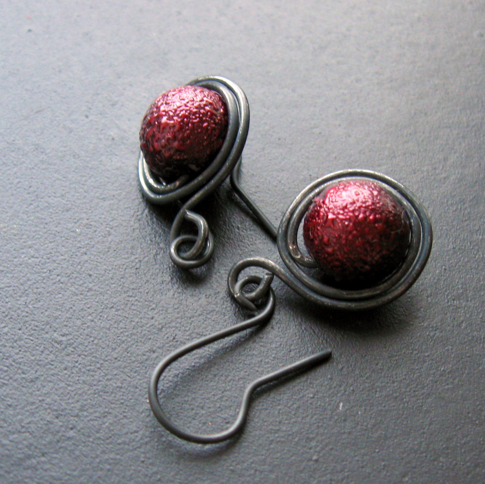 Náušnice mezi bordó a granátovou