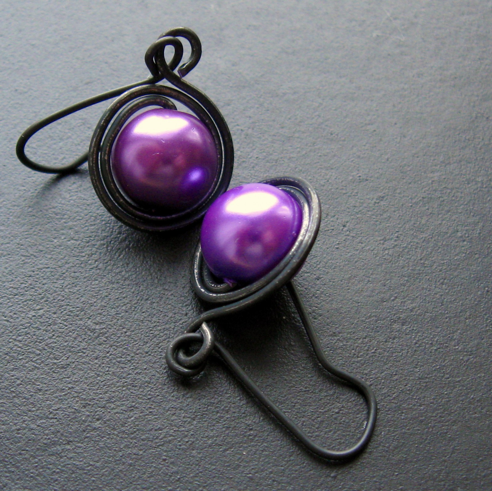 Náušnice mezi purpurem a bodlákem