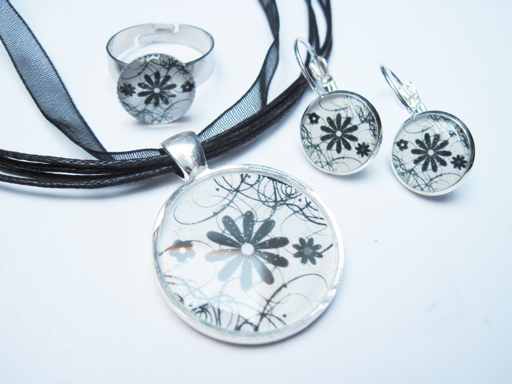 Sada černobílé kvítí