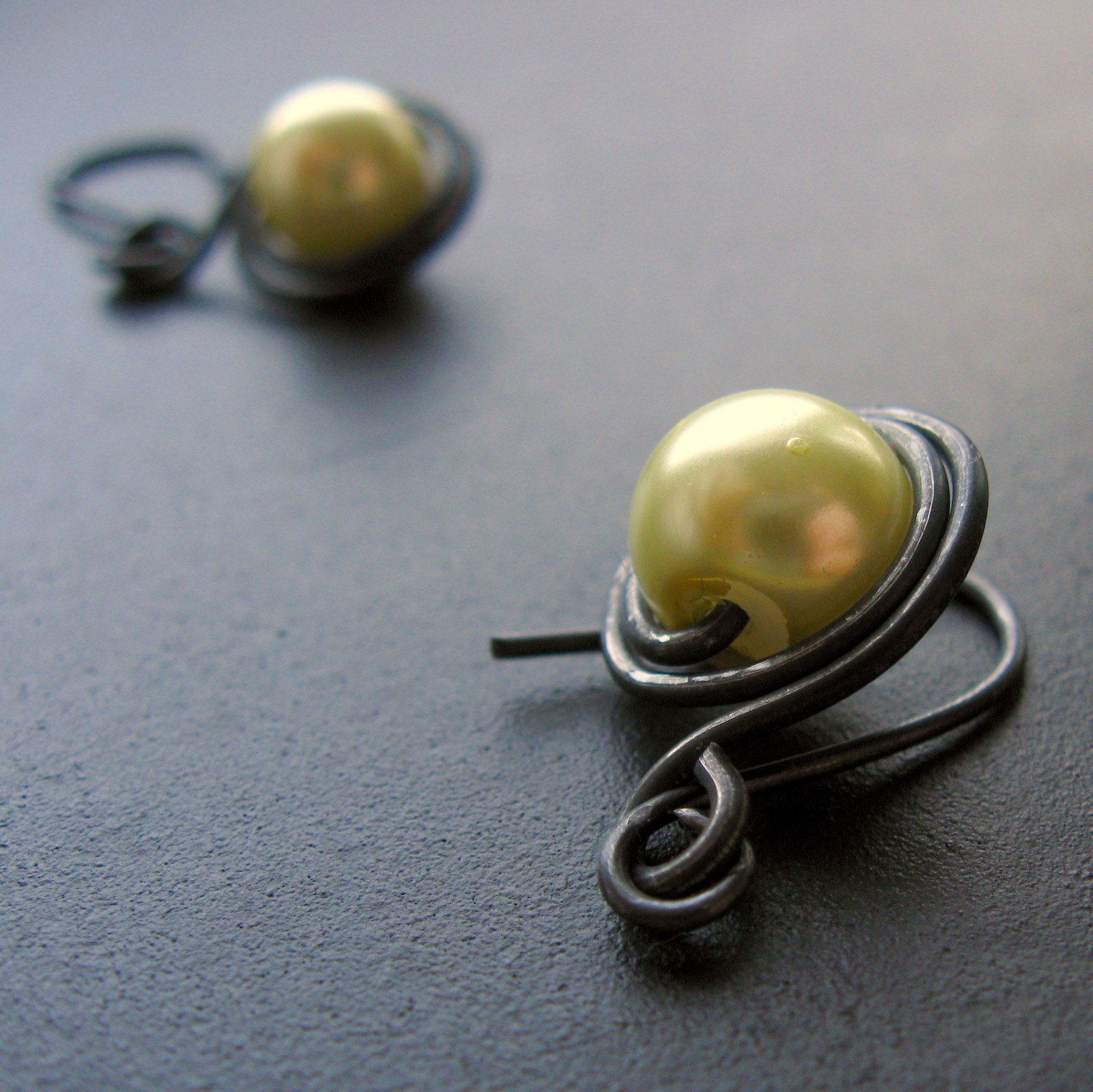 Náušnice ve světle citrónově žluté