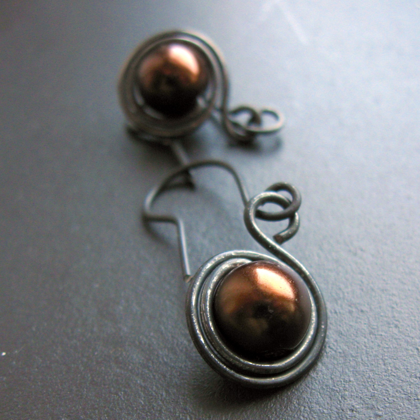 Náušnice mezi kaštanovou a kávovou