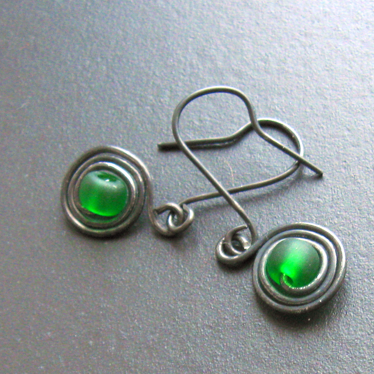 Náušnice trávově zelené v matu