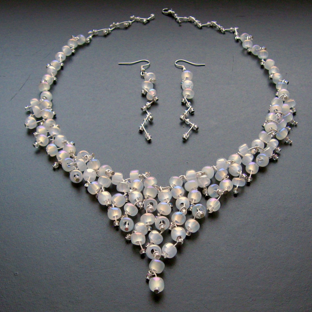 Svatební bílý s perleťovým leskem