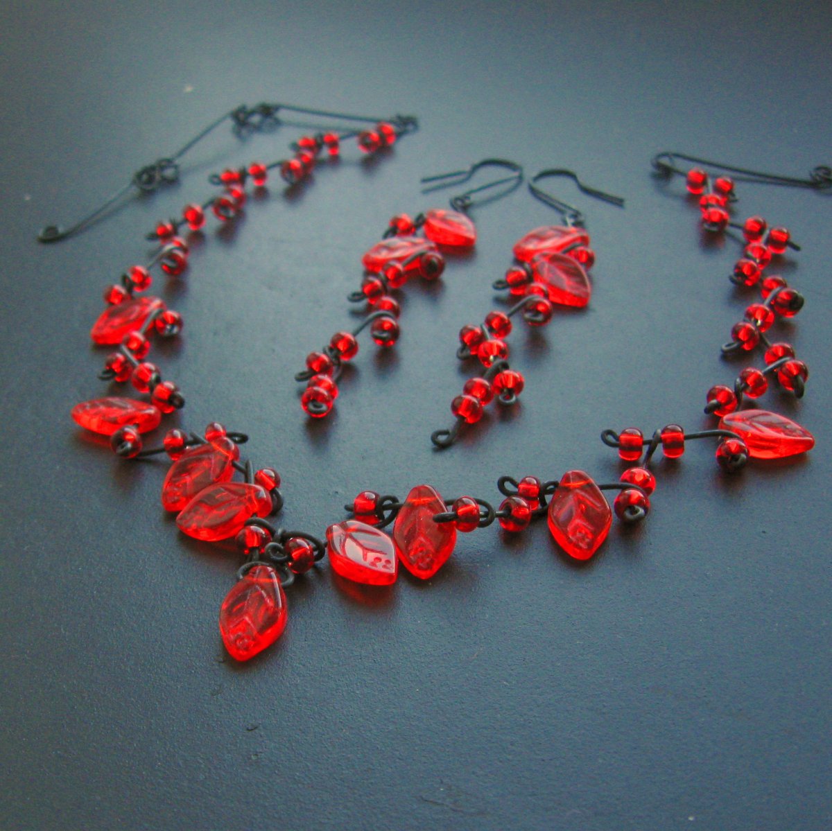 Větvička s červenými lístečky