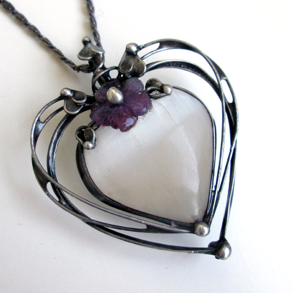 Selenitové srdce s ametystem